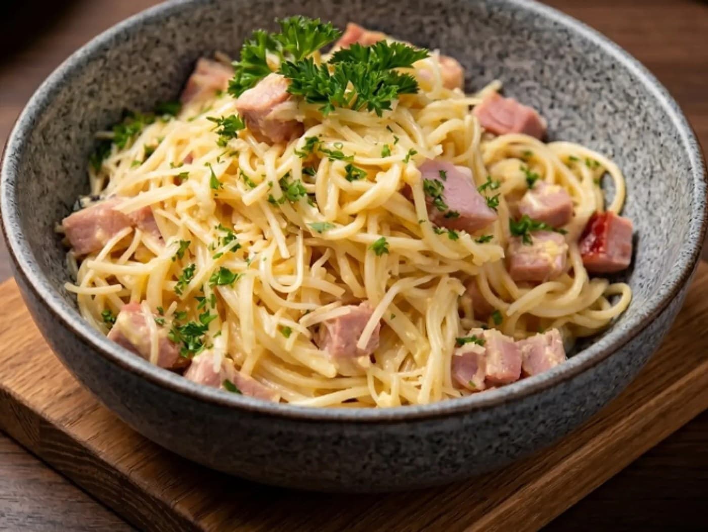 Creamy Spaghetti Carbonara With Ham With Parmesan and Garlic Bread