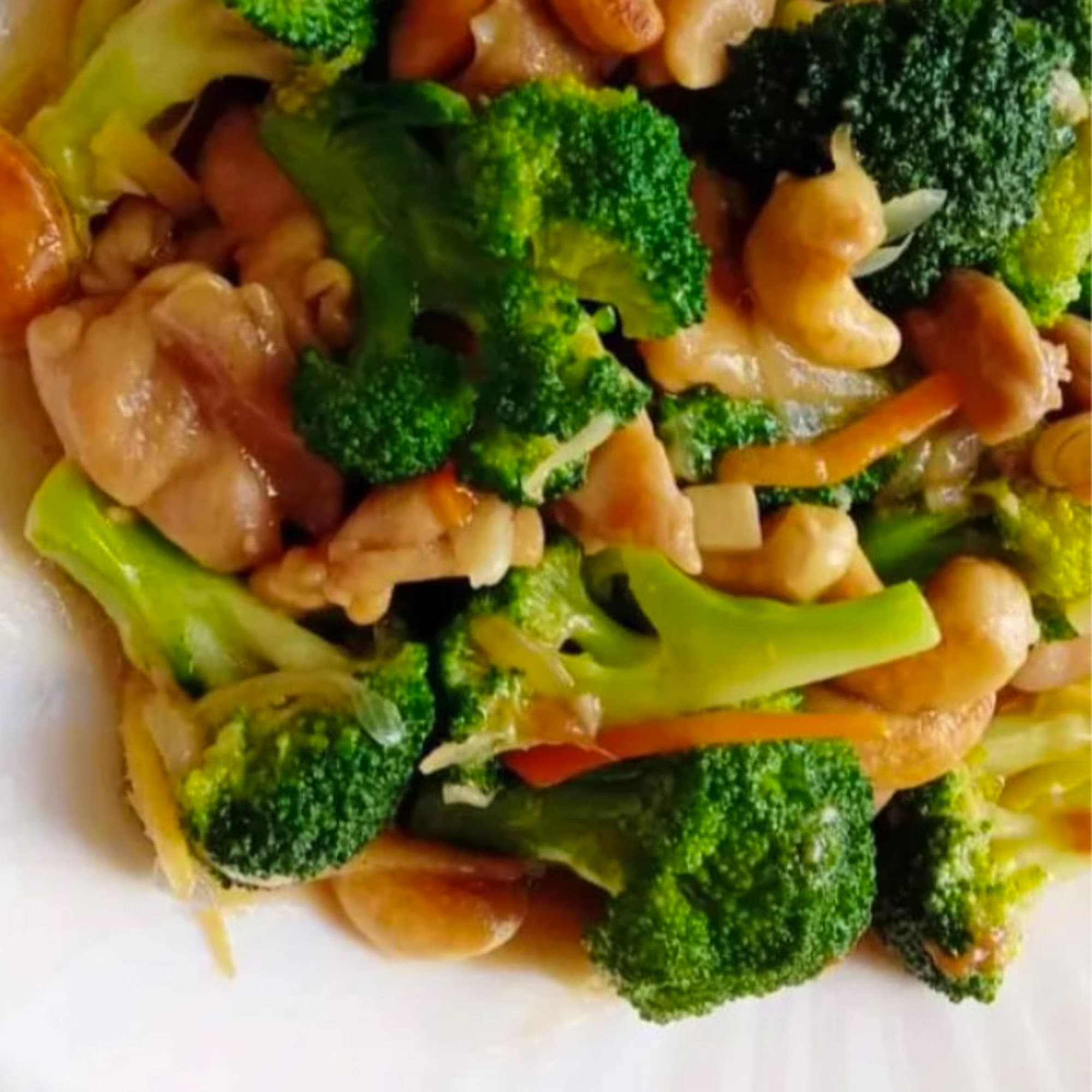 Sauteed Broccoli with F-Chicken & Cashew Nuts
