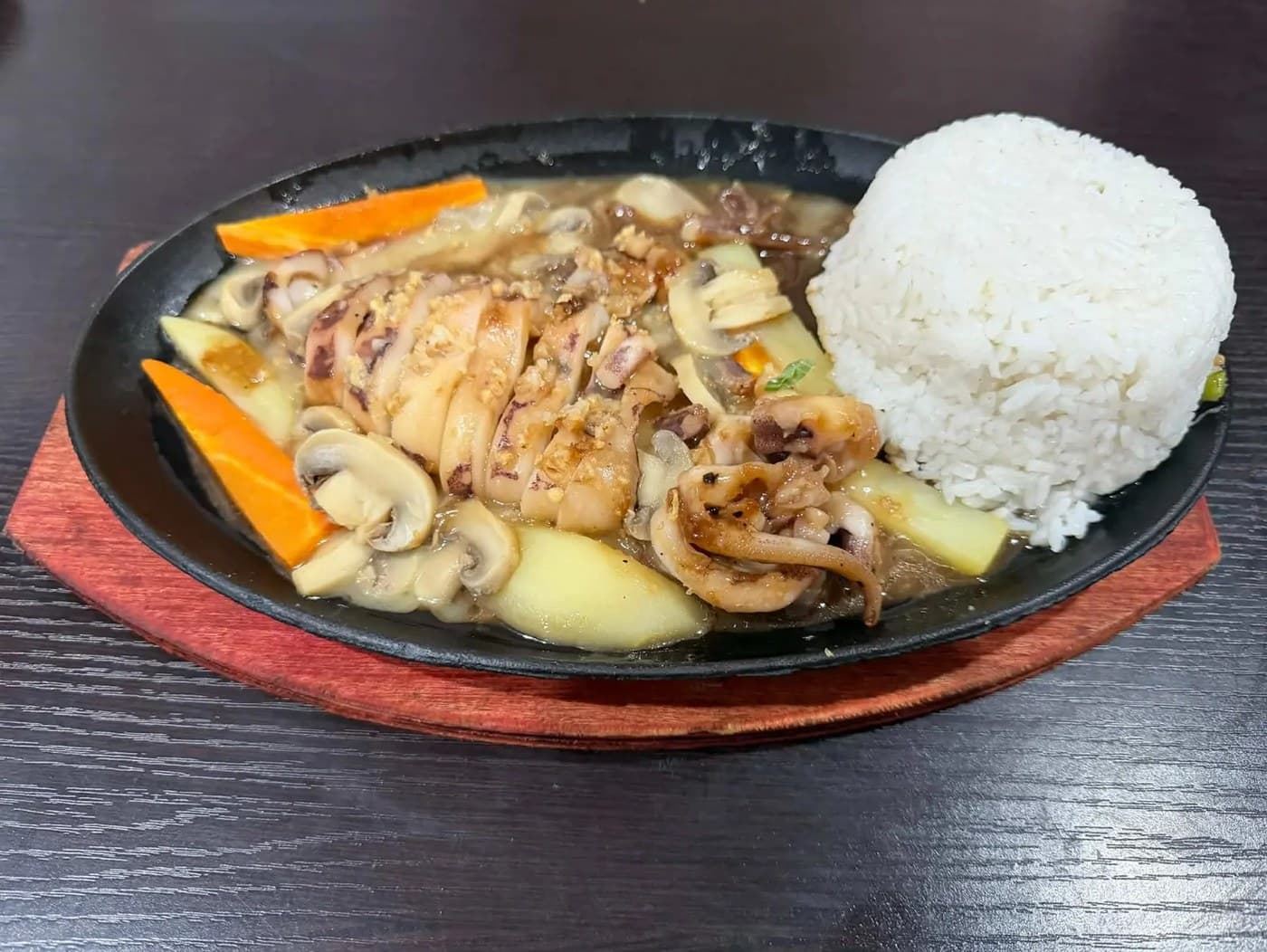 Sizzling Pusit with Iced Tea